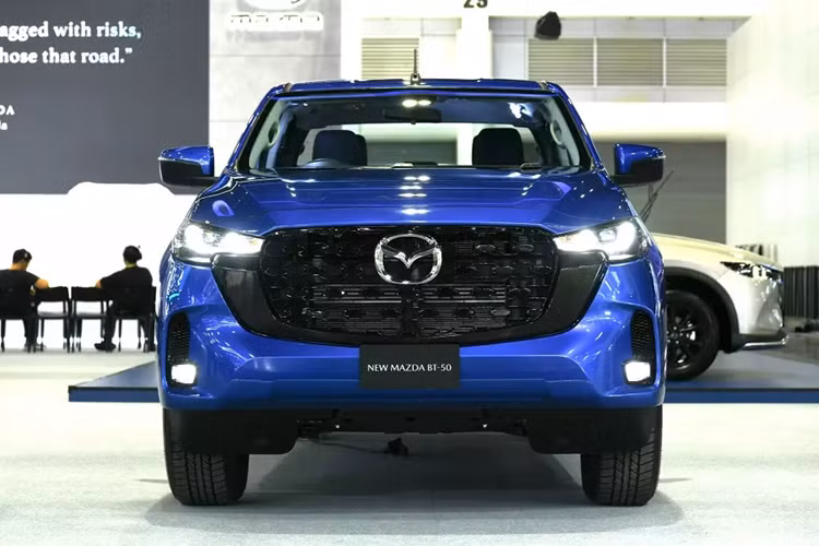 Đúng như dự đoán, Mazda BT-50 2025 tại Thái Lan sở hữu thiết kế ngoại thất tương tự xe đang bán ở Úc. Cụ thể, xe được bổ sung thiết kế mặt ca-lăng mới với lưới tản nhiệt thể thao hơn. Lưới tản nhiệt này được sơn màu đen bóng với điểm nhấn màu đỏ giống CX-5 và Mazda2 đồng thời tích hợp logo cỡ lớn của hãng Mazda.