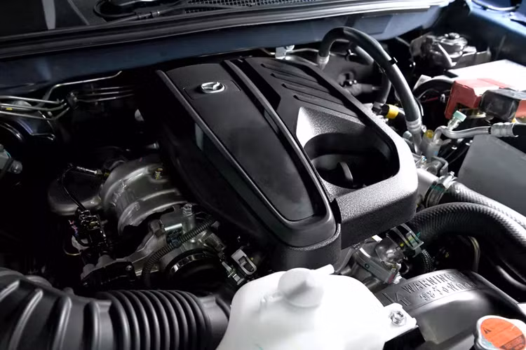 Động cơ đi với hộp số sàn 6 cấp hoặc tự động 6 cấp. Phiên bản 3.0L của Mazda BT-50 2025 được trang bị hệ dẫn động cầu sau hoặc 4 bánh bán thời gian 4WD.