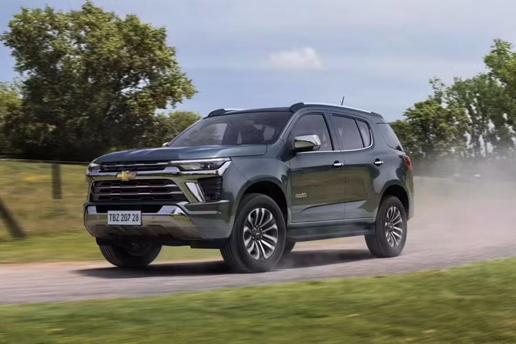 Chia sẻ chung khung gầm với Chevrolet S10 là chiếc SUV 7 chỗ Chevrolet TrailBlazer 2025 mới, cũng từng có thời kỳ bán chính hãng ở Việt Nam và nhiều quốc gia khác. Do S10 được “lên đời” nên dĩ nhiên TrailBlazer cũng nhận được những cải tiến tương tự.