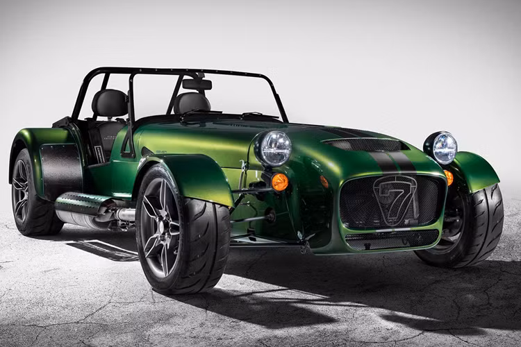 485 và 485 CSR của Caterham Sevens được chế tạo tuân thủ theo tiêu chuẩn Euro 6, tuy nhiên Caterham buộc phải ngưng việc bán ra dòng xe này do những quy định nghiêm ngặt hơn về khí thải Euro 7.