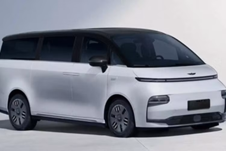 LEVC L380 có hai tùy chọn hệ truyền động, động cơ điện 200 kW, tốc độ tối đa 170 km/h, pin NMC 3 pha 100 kWh, phạm vi hoạt động 570 km. Thứ 2 là động cơ điện 200 kW, tốc độ tối đa 170 km/h, pin ternary NMC 116 kWh, phạm vi hoạt động 675 km. Mức giá của LEVC L380 chưa được công bố.