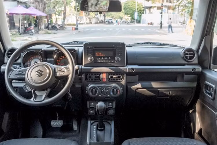 Dù chưa được trình làng, nhưng Suzuki Jimny đã được bàn giao tới không ít khách hàng. Thậm chí, có đại lý còn chào bán chiếc Suzuki Jimny độ theo kiểu G-Class với giá 999 triệu đồng, cao hơn 200 triệu so với giá bán dự kiến.