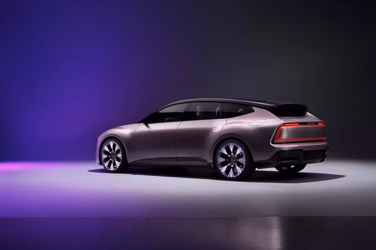Chiếc xe concept AUDI E tại Trung Quốc được mô tả là xe Sportback thuần điện hoàn toàn và là “chuẩn mực của thế hệ xe điện kế tiếp”. Nó dài 4.870 mm, rộng 1.990 mm, cao 1.460 mm và có chiều dài cơ sở đạt 2.950 mm, tức là gần tương đương chiếc Audi A5 chạy xăng.