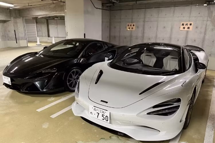 750S cũng được bổ sung 2 phím điều khiển tại rìa bảng đồng hồ taplo kỹ thuật số nhằm điều chỉnh các tính năng vận hành khác. Một công nghệ mới được ra mắt trên 750S là McLaren Control Launcher (MCL) bổ sung thêm một góc theo dõi giao diện xe cho người lái.