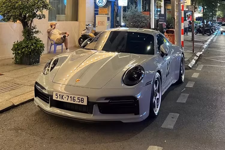 Mới đây, chiếc xe thể thao giới hạn Porsche 911 Sport Classic của Cường Đô la đã bị bắt gặp xuất hiện trên 1 con đường ở trung tâm Thành phố Hồ Chí Minh, so với những lần trước đó, diện mạo của xe đã có sự khác biệt nhỏ nhưng rất ấn tượng.