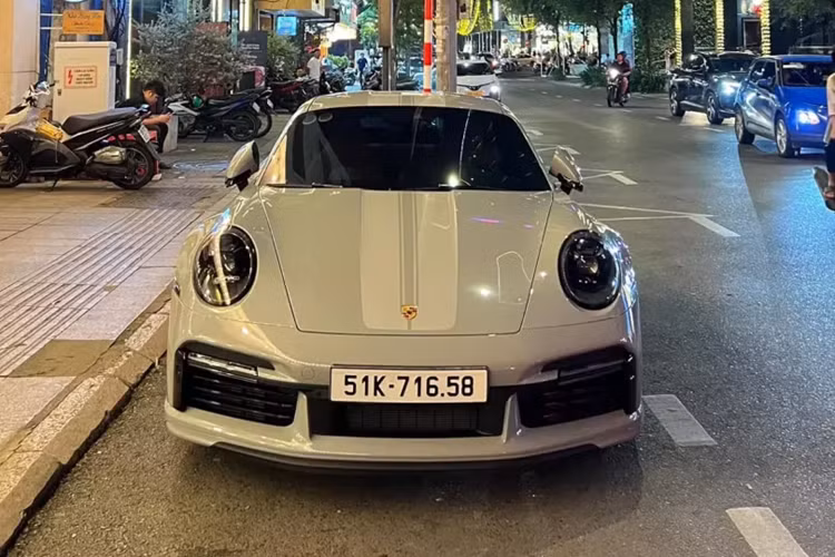 Có thể với nhiều người dòng xe Porsche 911 Sport Classic hàng hiếm tại Việt Nam đã quá đẹp, không cần độ thêm gì, nhưng với con mắt của 1 người yêu xe như Cường Đô la, sẽ thật hoàn hảo khi cho xe bộ mâm độ của HRE.