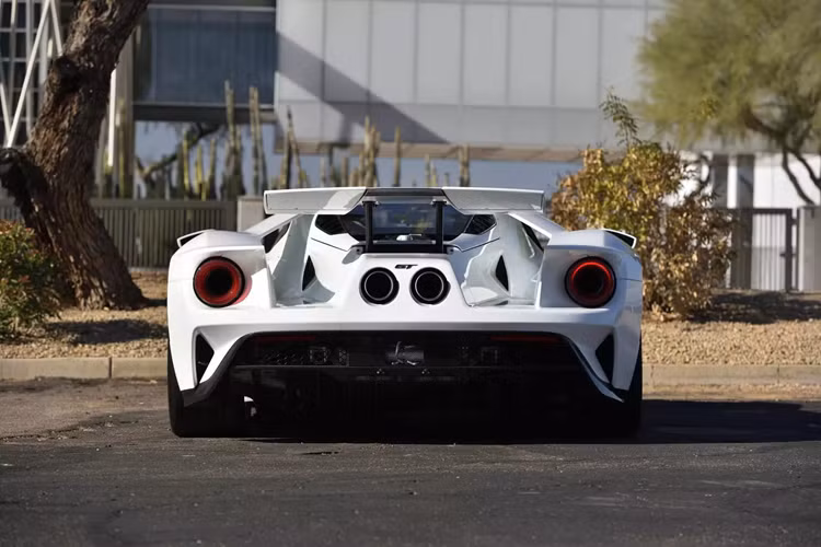 Trong thời gian qua, một số mẫu siêu xe Ford GT thế hệ thứ hai đã được giao dịch tại Mỹ với giá khoảng 1,2 triệu USD (29,5 tỷ đồng), nên nhiều khả năng chiếc GT Studio Collection màu trắng mang số thứ tự 3/20 này sẽ tìm được chủ mới với giá cao hơn nữa.