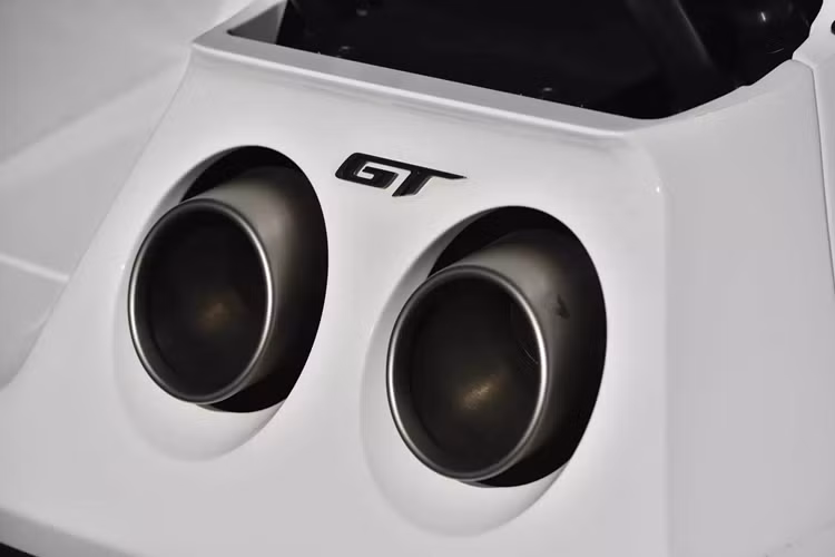Mặc dù trên thị trường vẫn có rất nhiều chiếc Ford GT khác với lớp sơn nhiều màu sắc hơn, nhưng chiếc GT phiên bản đặc biệt màu trắng này chắc chắn sẽ thu hút nhiều nhà sưu tầm xe và những người đam mê chú ý đến trong cuộc đấu giá được tổ chức tại Glendale, Arizona.