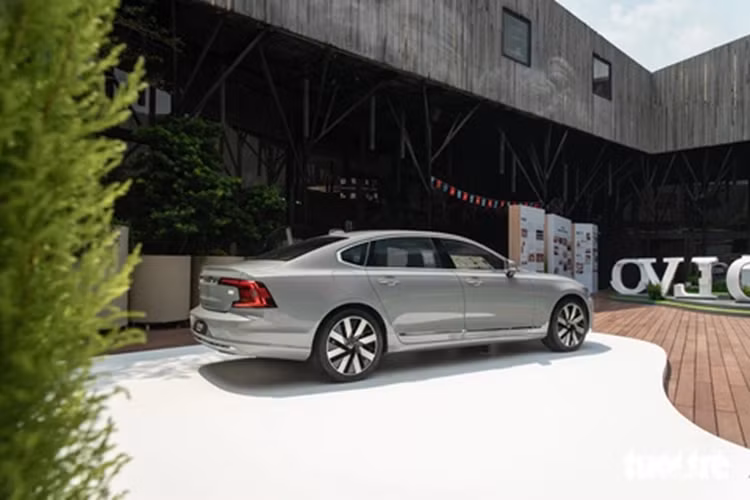 Xe còn được trang bị bộ pin Lithium-ion 18,8 kW mang đến tầm di chuyển thuần điện 98 km. Mức tiêu hao nhiên liệu trung bình của xe chỉ 1,4 lít xăng/100 km.