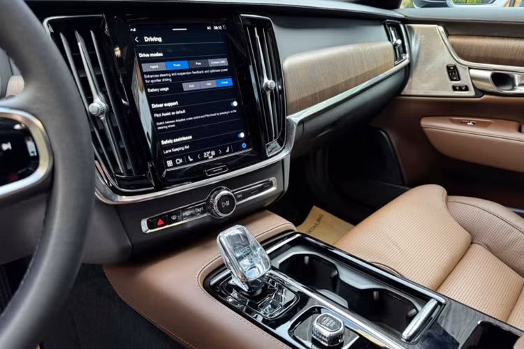 Cần số pha lê Orrefors chế tác thủ công; 19 loa Bowers &amp; Wilkins; màn hình HUD, điều hòa 4 vùng độc lập, hệ thống lọc không khí Clean Zone, cửa sổ trời toàn cảnh, sưởi/làm mát 4 vị trí ghế ngồi; cửa sổ trời, toàn bộ nội thất đều ốp gỗ sồi/gỗ tần bì và bọc da Fine Nappa…