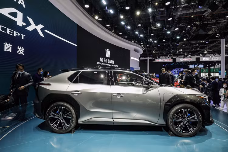 Chỉ biết rằng, xe sẽ dùng pin có dung lượng 60 kWh và chạy được khoảng 550 km sau 1 lần sạc theo chu trình thử nghiệm tại Ấn Độ. Bên cạnh đó, xe còn có hệ dẫn động 4 bánh toàn thời gian AWD.
