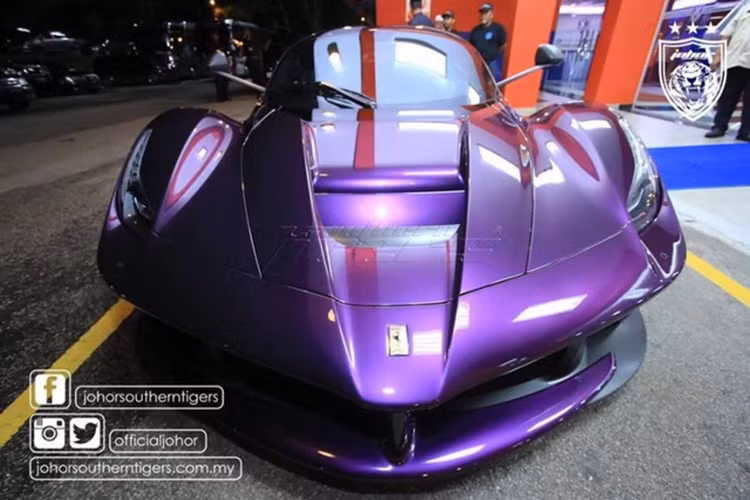 Giá xe Ferrari LaFerrari lúc mới ra mắt là 1,3 triệu đô la nhưng hiện tại, để mua xe đã qua sử dụng, các đại gia cần chi ra ít nhất hơn 2,65 triệu đô la nếu may mắn tìm thấy chủ xe LaFerrari nào muốn bán rẻ, còn không, các đại lý thường rao bán lại xe Ferrari LaFerrari trên 3,1 triệu đô la.