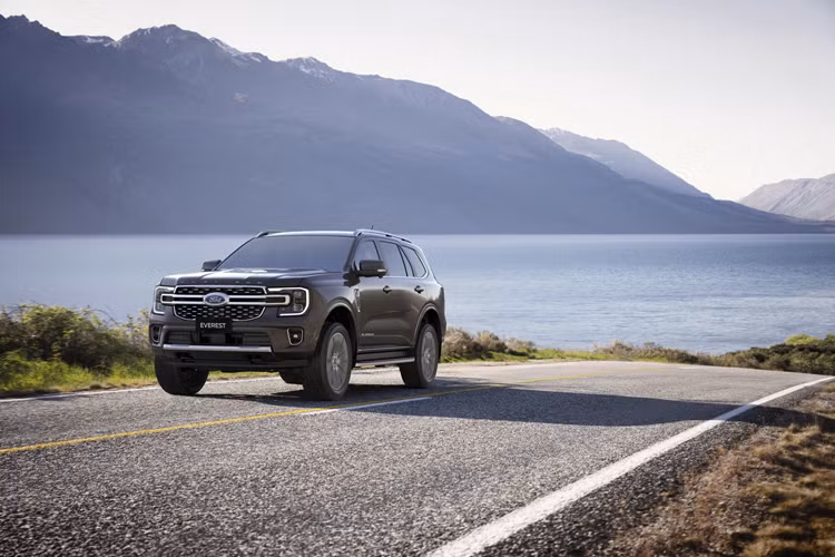 Mức giá xe Ford Everest Platinum 2024 chưa được công bố, xe sẽ chính thức được phân phối với bốn màu sơn nâu, trắng, đen và xám vào tuần thứ 2 của tháng 4/2024 trên nền tảng thương mại điện tử chính hãng sắp ra mắt.