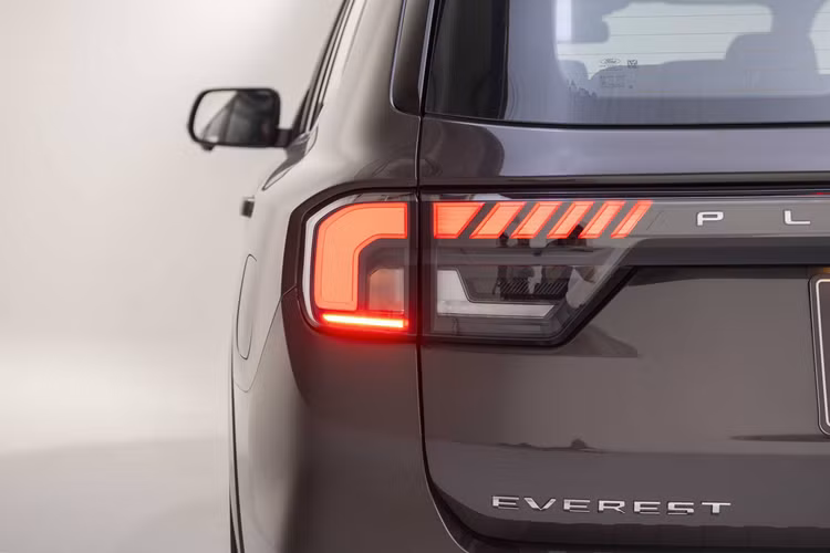 Về sức mạnh, Ford Everest Platinum vẫn sở hữu hệ thống truyền động mạnh mẽ với động cơ diesel 2.0L Bi-Turbo kết hợp hộp số tự động 10 cấp và hệ dẫn động 4 bánh sản sinh công suất tối đa 210 PS tại 3.750 vòng/phút và mô-men xoắn cực đại 500 Nm tại 1.750 – 2.000 vòng/phút.
