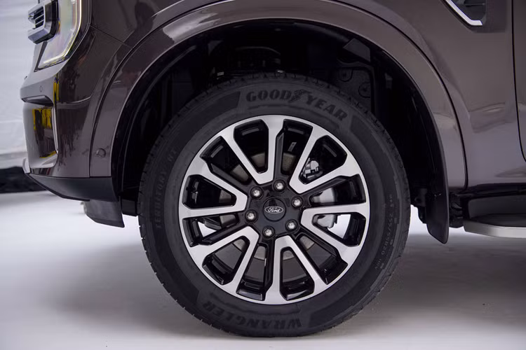Phiên bản Platinum có đầy đủ các tính năng thông minh hỗ trợ tối đa cho người lái: Hệ thống Kiểm soát Hành trình Thích ứng (ACC), Hệ thống Cảnh báo Lệch làn và Hỗ trợ Duy trì Làn đường (LKA), Hỗ trợ Phanh Khẩn cấp khi gặp chướng ngại vật (AEB), và Cảnh báo điểm mù kết hợp xe cắt ngang (BLIS).