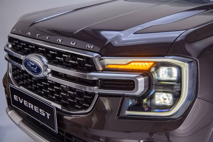Kết hợp với hệ thống kiểm soát đường địa hình với 6 chế độ lái, Ford Everest Platinum tự tin đáp ứng đầy đủ nhu cầu di chuyển trong thành phố đến những chuyến hành trình dài ngày, thậm chí với điều kiện vận hành off-road khắc nghiệt nhất.