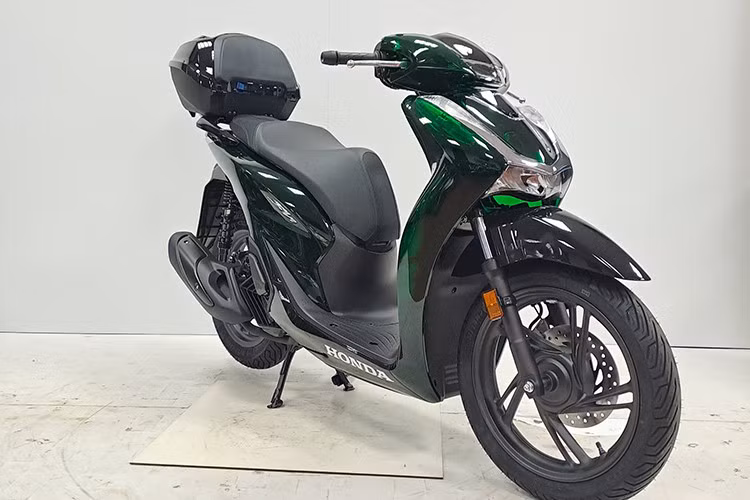 Trong khi đó, phiên bản 150i được trang bị động cơ 150 phân khối với công suất tối đa 16,6 mã lực và mô-men xoắn cực đại 14,9 Nm. Cả hai động cơ đều có công nghệ ngắt máy tạm thời Idling Stop để giảm lượng xăng tiêu thụ.