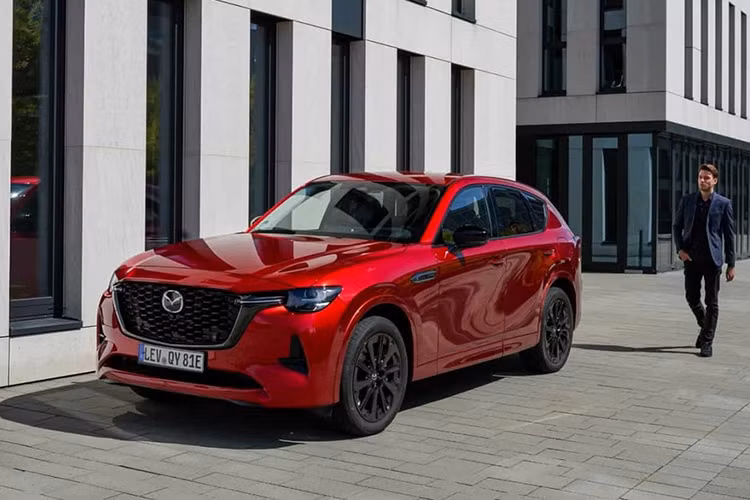 heo đó, nhiều khả năng mẫu xe SUV Mazda CX-80 sẽ có trang bị động cơ giống CX-60, bao gồm cả tùy chọn plug-in hybrid dựa trên thiết kế nắp nhiên liệu ở bên hông xe. CX-80 là sự thay thế choT CX-8 và CX-9 đã ngừng sản xuất (đối với một số thị trường) vào năm 2023.