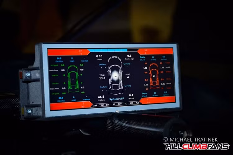 BMW i8 nguyên bản được trang bị động cơ 3 xy-lanh 1.5L, công suất 231 mã lực. Kết hợp cùng động cơ điện 131 mã lực, mẫu xe thể thao hybrid này có công suất tối đa 362 mã lực và mô-men xoắn 570 Nm. Phiên bản từ năm 2018 trở đi có công suất tối đa 374 mã lực.