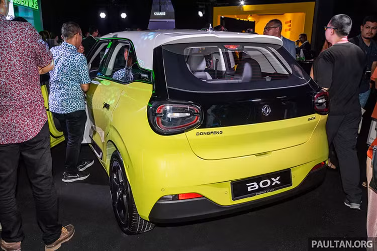 Giá xe Dongfeng Box EV 2025 lần lượt của 2 phiên bản này là 100.700 RM (khoảng 581 triệu đồng) và 113.700 RM (656 triệu đồng). Ở thị trường Trung Quốc, Dongfeng Box EV vốn được biết đến dưới cái tên Nammi 01. Xe được phát triển dựa trên cơ sở gầm bệ Quantum Architecture No. 3 của hãng Dongfeng.