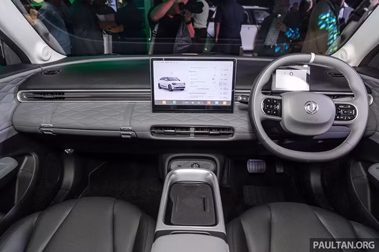 Những trang bị đáng chú ý khác của Dongfeng Box EV tại thị trường Malaysia gồm có hệ thống điều hòa tự động, gương chiếu hậu không viền, hệ thống đèn viền nội thất 32 màu, hệ thống âm thanh 6 loa, cửa tự động mở khi chìa khóa đến gần và tự động khóa khi chìa khóa ra khỏi vùng cảm biến.