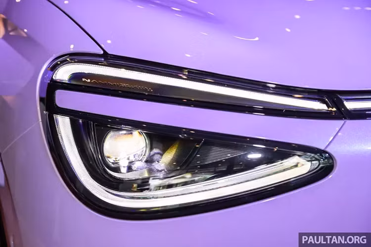 Ngoài ra, dải đèn LED định vị ban ngày còn nằm vắt ngang đầu xe và ôm lấy nắp ca-pô. Dongfeng Box EV không có lưới tản nhiệt trên đầu xe mà chỉ sở hữu hốc gió trung tâm rộng trên cản trước. Thêm vào đó là tay nắm cửa ẩn, vành 17 inch, các cột bên sườn màu đen...cụm đèn hậu nhỏ gọn, cánh gió mui và hàng loạt chi tiết mạ crôm xung quanh xe.