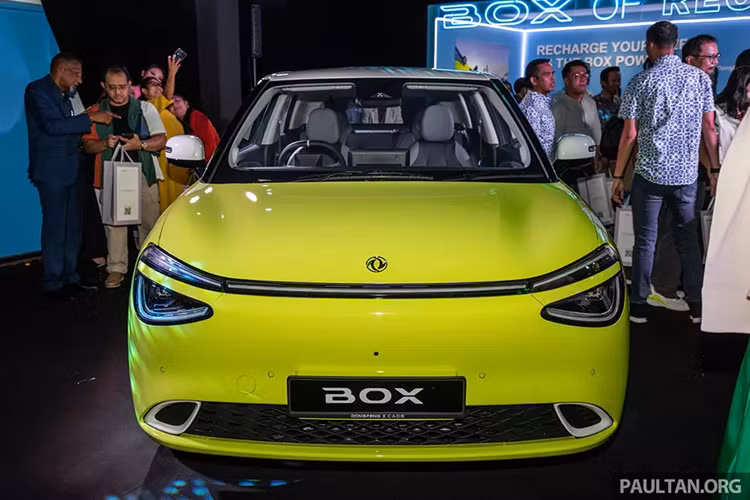 Theo hãng Dongfeng, Box EV có kích thước dài x rộng x cao lần lượt 4.030 x 1.810 x 1.570 mm và chiều dài cơ sở 2.660 mm. Thêm vào đó là khoảng sáng gầm 135 mm và bán kính vòng quay tối thiểu 5,1 m. Với kích thước này, mẫu xe nhà Dongfeng sẽ cạnh tranh với BYD Dolphin và MG4 EV.