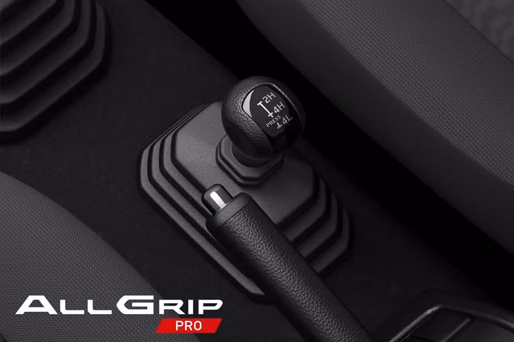 So với bản 3 cửa, Suzuki Jimny phiên bản 5 cửa có khác biệt lớn nhất ở phần chiều dài tổng thể và chiều dài cơ sở đều tăng thêm 340 mm, lần lượt đạt đến mức 3.985 mm và 2.590 mm, nhờ đó có thêm không gian bố trí 2 cửa phía sau để các hành khách ra/vào xe thuận tiện hơn.
