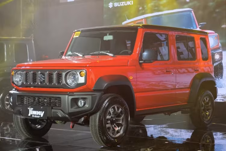 Nằm bên dưới nắp ca-pô của mẫu SUV này vẫn là động cơ xăng 4 xi-lanh, hút khí tự nhiên, dung tích 1.5L, cho công suất tối đa 105 mã lực và mô-men xoắn cực đại 136 Nm như bản 3 cửa. Động cơ này kết hợp với hộp số sàn 5 cấp hoặc tự động 4 cấp cùng hệ dẫn động 4 bánh AllGrip Pro.