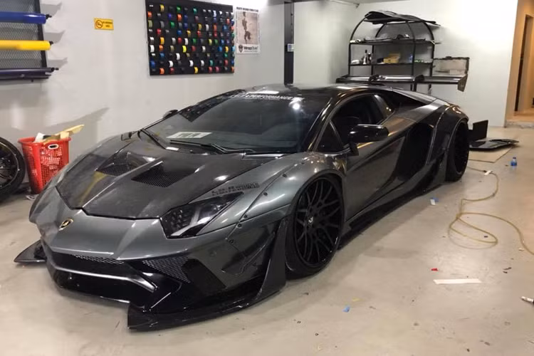 Hình ảnh mới nhất cho thấy chiếc Lamborghini Aventador đã gở bỏ bộ body kit Liberty Walk để thay bằng gói độ body kit nâng cấp lên bản giới hạn SVJ. Không quá hiếm các siêu xe Lamborghini Aventador lên đời SVJ, nhưng chiếc xe này vẫn gây chú ý, bởi từ 1 bản độ khủng, đã nâng cấp thành 1 bản xe giới hạn của chính hãng.