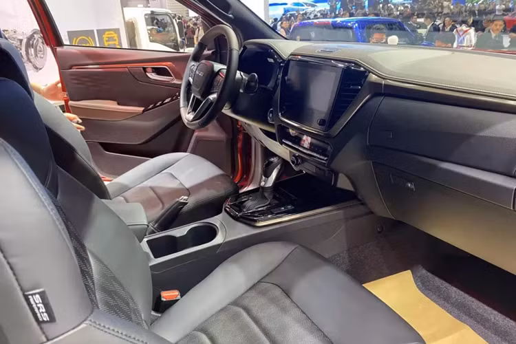 Tương tự ngoại thất, nội thất của Isuzu D-Max 2024 cũng được làm mới ở một số chi tiết. Bản tiêu chuẩn của mẫu xe bán tải này sở hữu ghế bọc nỉ, ghế lái chỉnh độc lập, màn hình cảm ứng trung tâm 8 inch, hỗ trợ Apple CarPlay/Android Auto không dây và cửa sổ chỉnh điện.