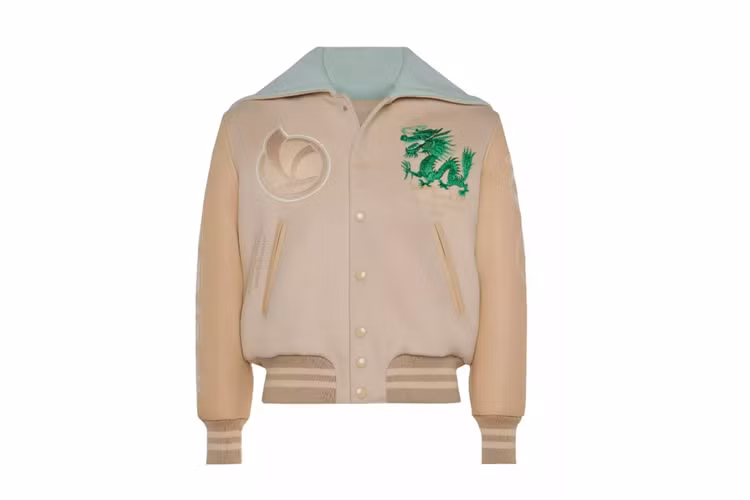 Vespa cũng tung ra sản phẩm thời trang đầu tiên của thương hiệu: Áo khoác Dragon Varsity, thiết kế đồng điệu với Vespa 946 Dragon với thân áo làm bằng chất liệu len dệt và tay áo bằng da nappa.