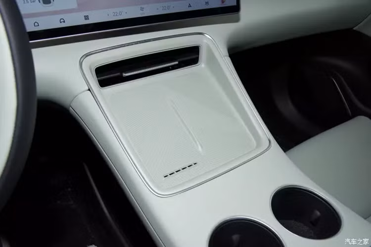 Đồng thời, Geely Geexiang AIR còn có màn hình điều khiển trung tâm xoay, có thể tự động xoay khi tài xế chính đón khách, phản hồi bằng giọng nói đánh thức, phản hồi cuộc gọi đến.