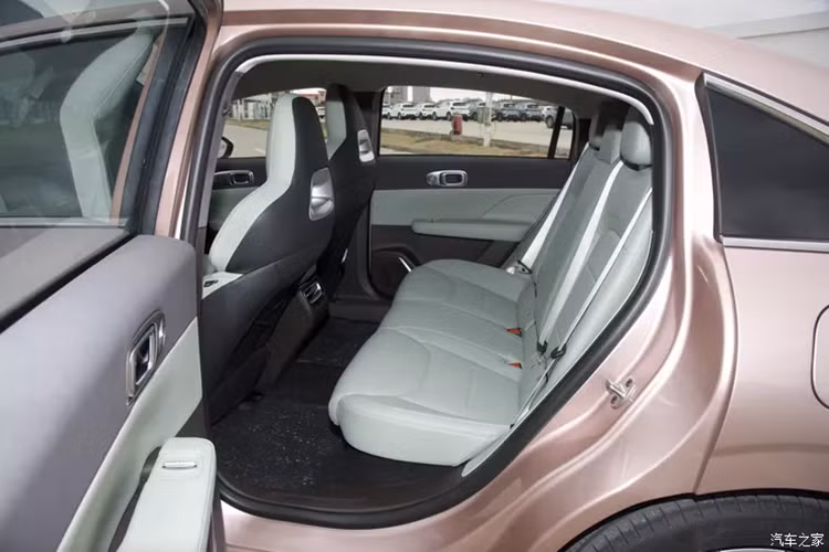 Thiết kế đèn hậu treo tích hợp của Geely Geexiang AIR tích hợp đèn báo rẽ, đèn phanh, đèn lùi và đèn sương mù. Thiết kế đèn gầm cao và đèn hậu dạng xuyên thấu ẩn ở đuôi xe được lấy cảm hứng từ khung cảnh bên ngoài cửa nóc khi hạ cánh.
