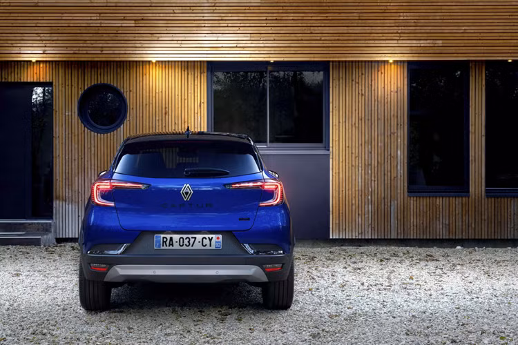 Captur 2024 còn được trang bị tính năng chuyển đổi chế độ lái Multi-Sense bao gồm các lựa chọn Eco, Sport, Comfort và MySense, cùng thiết lập tùy chọn Extended Grip gia tăng độ bám đường với 2 lựa chọn là Snow (đi đường tuyết) và All-Terrain (đa địa hình).