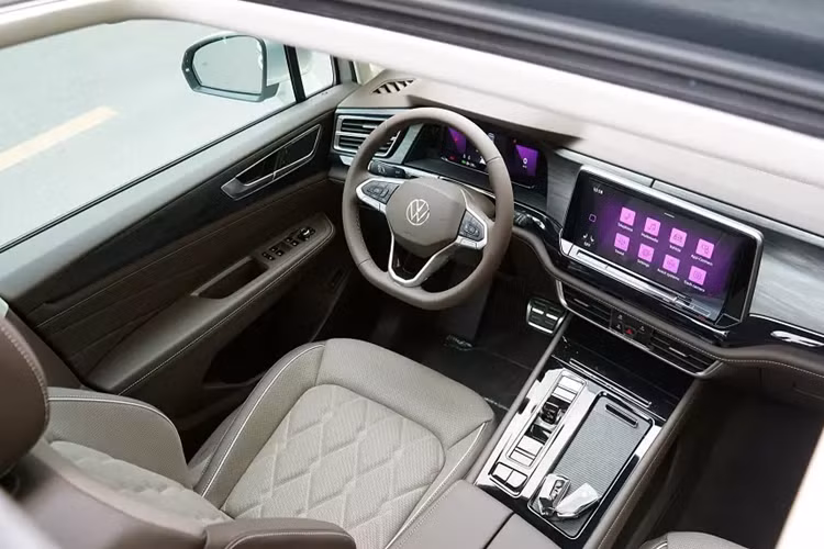 So với Kia Carnival, mẫu xe này dài hơn 191 mm, hẹp hơn 19 mm, cao hơn 6 mm trong khi chiều dài cơ sở nhỉnh hơn đến 90 mm. Nhờ kích thước lớn hơn nên Volkswagen Viloran cũng được trang bị không gian nội thất rộng rãi hơn. Bên trong mẫu xe này là nội thất 7 chỗ ngồi với cấu hình 2+2+3.