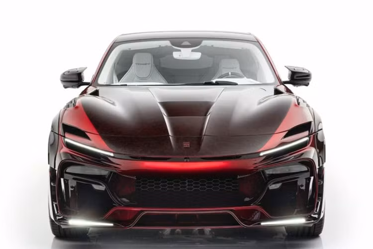 Mansory cũng trang bị cho bản độ này bộ vành đúc siêu nhẹ FC.5 mới, thiết kế dạng 5 chấu đơn với kích thước 22 inch ở phía trước và 23 inch ở phía sau. Tiến vào bên trong, toàn bộ cabin được bọc da màu trắng với các điểm nhấn màu đỏ và các chi tiết trang trí làm từ sợi carbon.