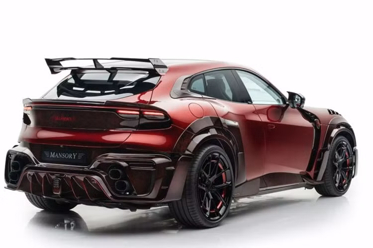 Ferrari Purosangue được trang bị động cơ V12 6.5 lít, sản sinh công suất 715 mã lực và mô-men xoắn 715 Nm Hãng độ đã nâng cấp khối động cơ này thông qua việc lập trình lại ECU, hệ thống ống xả mới với bộ điều khiển cánh gió và bộ chuyển đổi xúc tác thể thao, đưa công suất tăng lên 745 mã lực và mô-men xoắn 730 Nm.