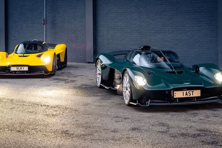 Aston Martin chỉ sản xuất giới hạn 150 chiếc Valkyrie và 85 chiếc Valkyrie Spider. Trong khi đó, phiên bản dành cho trường đua Valkyrie AMR Pro chỉ được sản xuất với số lượng 25 chiếc. Mức giá xe Aston Martin Valkyrie Spider lên tới hơn 4 triệu USD (khoảng hơn 93 tỷ đồng), đắt hơn khoảng 700.000 USD so với bản coupe.