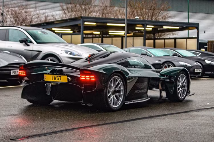 Với động cơ điện 162 mã lực do Rimac sản xuất, cơ cấu hybrid của Valkyrie Spider có sức mạnh lên đến 1.176 mã lực và mô-men xoắn cực đại 900 Nm.