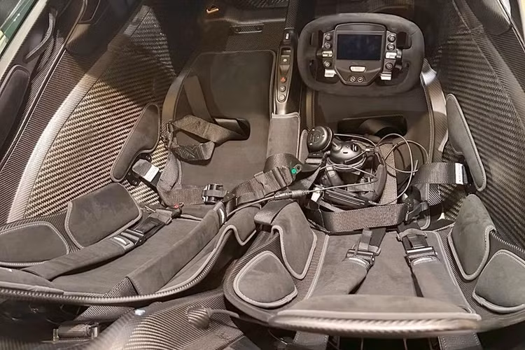 Nội thất của xe tối giản với chất liệu ghế bằng sợi carbon được bọc Alcantara, đi kèm với các đường chỉ may tương phản màu bạc Galena Silver.