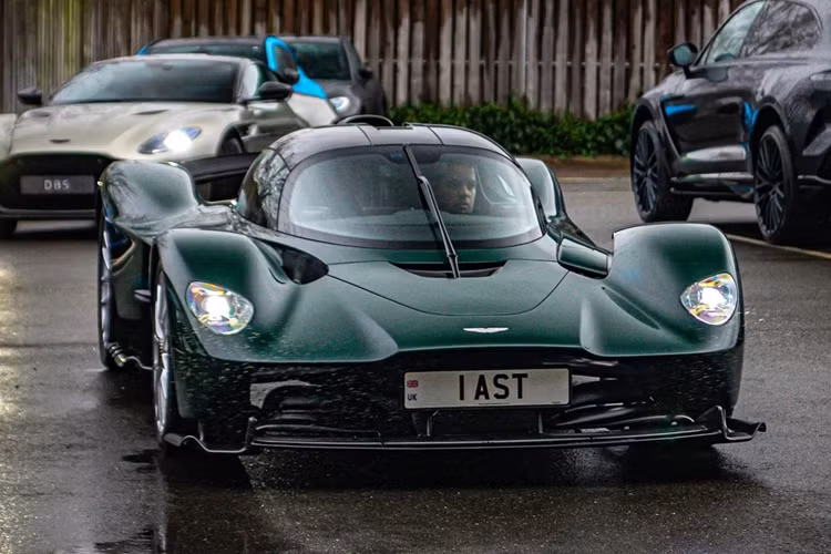 Aston Martin Valkyrie Spider được trang bị khối động cơ V12 hút khí tự nhiên 6.5L, sản sinh công suất tối đa 1.015 mã lực và mô-men xoắn cực đại 740 Nm.