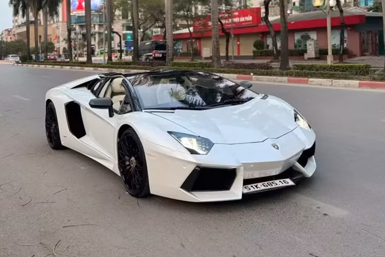 Mới đây, hình ảnh 1 chiếc siêu xe Lamborghini Aventador đeo biển sảnh rồng trúng đấu giá là 30L-234.56 đã nhận được sự quan tâm không nhỏ từ cư dân mạng.