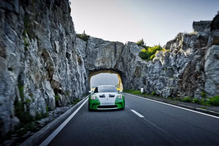 Chiếc xe Porsche 911 GT3 RS đặc biệt này sẽ được trưng bày tại các đại lý được chọn lọc và cuối cùng sẽ được trưng bày tại Auto Zürich vào tháng 11. Sau khi kết thúc chuyến trưng bày, mẫu xe này sẽ được bán cho một khách hàng may mắn được lựa chọn ngẫu nhiên.