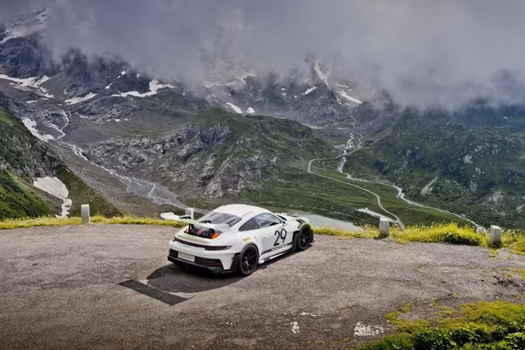 Trong khi Siffert qua đời vào năm 1971, Porsche cho biết ông vẫn tiếp tục được tôn sùng ở Thụy Sĩ nhờ vào một sự nghiệp nổi bật với 298 cuộc đua trong vòng 11 năm sự nghiệp. Porsche cho biết, Jo thích đua xe đến mức thỉnh thoảng ông sẽ tham gia một số cuộc đua vào cùng một ngày cuối tuần.