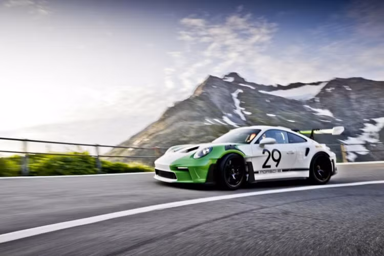 Hãng xe Đức vừa giới thiệu chiếc Porsche 911 GT3 RS độc nhất vô nhị để tri ân tay đua người Thụy Sĩ Jo Siffert. Được chế tạo dựa trên sự hợp tác của gia đình Siffert, chiếc xe lấy cảm hứng từ chiếc 917 mà Jo và tay đua Kurt Ahrens đã lái để giành chiến thắng tại Österreichring năm 1969.