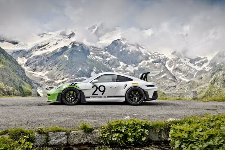 Chính vì vậy mà chiếc Porsche 911 GT3 RS tri ân Jo Siffert này có thiết kế hai tông màu kết hợp giữa Trắng Pure White và màu Xanh Viper Green. Bên cạnh lớp sơn đặc biệt, xe còn được trang bị logo số “29” trên mui xe, cửa và cánh gió.