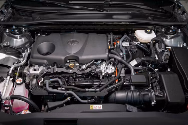 Hệ thống hỗ trợ lái Toyota Safety Sense 3.0… Trên thị trường toàn cầu, Toyota Camry mới có 3 tuỳ chọn về hệ thống hybrid, gồm: 2.0 Hybrid, 2.5 Hybrid và 2.5 Hybrid AWD.
