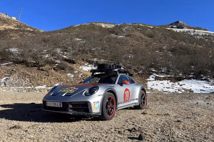Đại gia Hải Phòng cho biết, sau khi lái chiếc xe thể thao giới hạn Porsche 911 Dakar đến Beipanjiang, sẽ có đường vòng xuống để chụp toàn cảnh cây cầu cao nhất thế giới, lúc này, mới thấy được độ nguy hiểm của công trình kỷ lục tại Trung Quốc này.