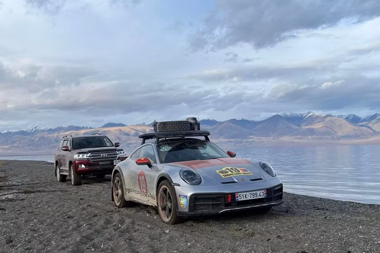 Hiện tại, chiếc xe thể thao giới hạn Porsche 911 Dakar của đại gia Hải Phòng vẫn đang khám phá đất nước Trung Quốc, anh dự kiến sẽ hoàn thành quãng đường dài gần 11.000 km, với phương châm 5 không, bao gồm không lịch trình cố định, không bao gồm ăn, không bao gồm ngủ, không vé tham quan, không đi cao tốc, và sau cùng là hết visa thì về.